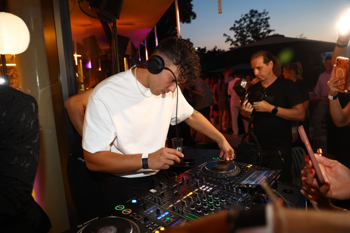 FOTO: Za pultem hrál DJ Dominik Kuchta. – stránka 28