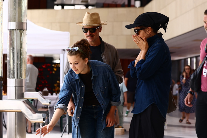 FOTO: Americká herečka Maggie Gyllenhaal si během pobytu na 60. ročníku Mezinárodního filmového festivalu Karlovy Vary udělala čas na procházku po kolonádě. – stránka 335