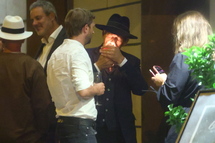 FOTO: Otakar Brousek mladší si zapálil cigaretu. – stránka 9