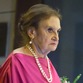 Eva Holubová při odchodu z premiéry.
