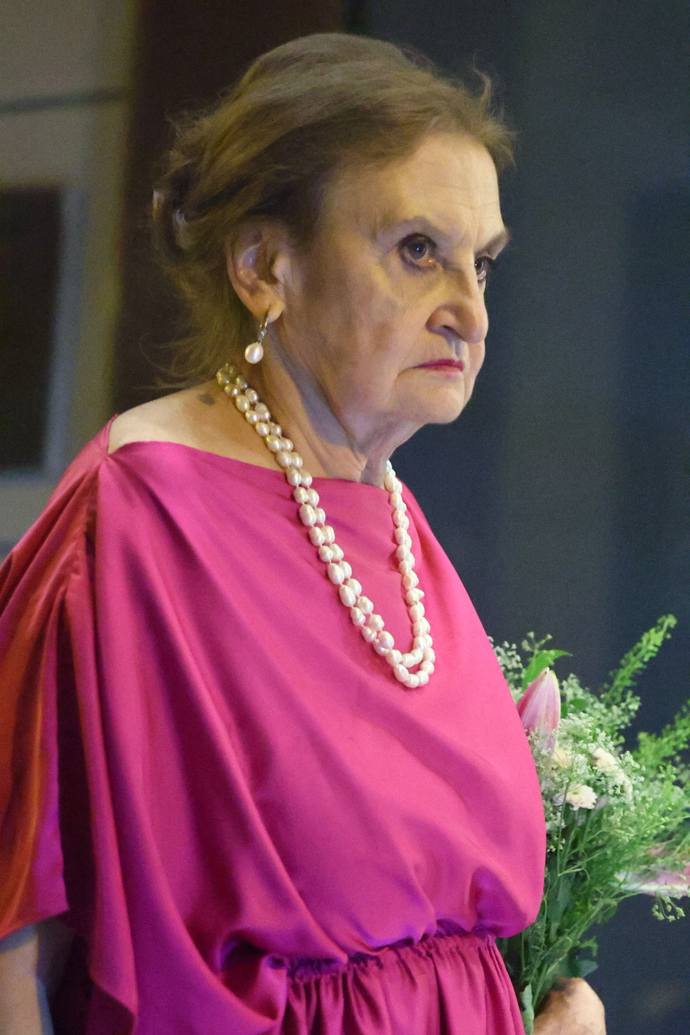 FOTO: Eva Holubová při odchodu z premiéry. – stránka 2