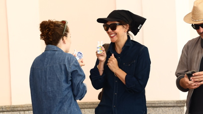 FOTO: Maggie Gyllenhaal si odpoledne ve Varech užívá plnými doušky.