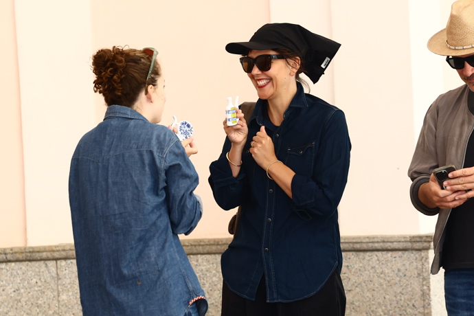 FOTO: Maggie Gyllenhaal si odpoledne ve Varech užívá plnými doušky. – stránka 325
