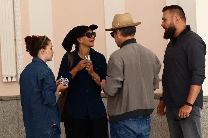 FOTO: Americká herečka Maggie Gyllenhaal si vychutnala atmosféru lázeňského města i místní prameny. – stránka 323