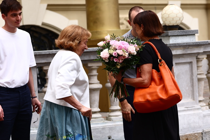 FOTO: Andrea Bartošková a Livia Klausová se potkaly před hotelem Pupp. – stránka 314