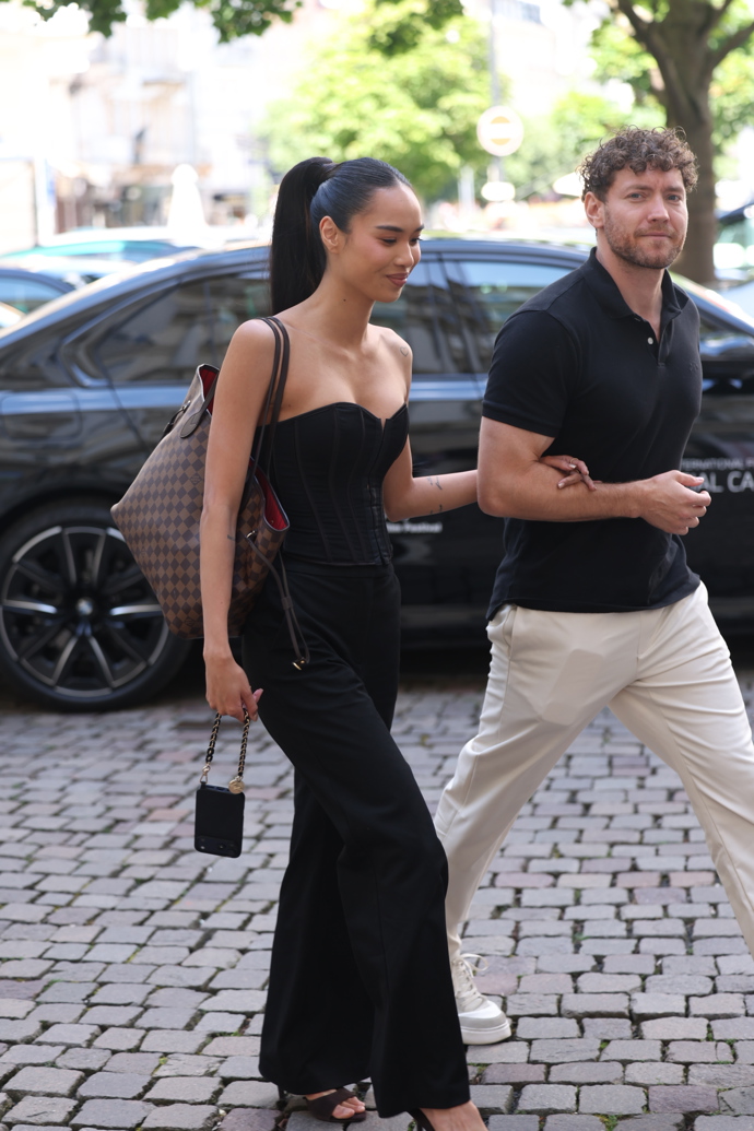 FOTO: Miroslav Dubovický se Sarah Vu před hotelem Pupp. – stránka 53