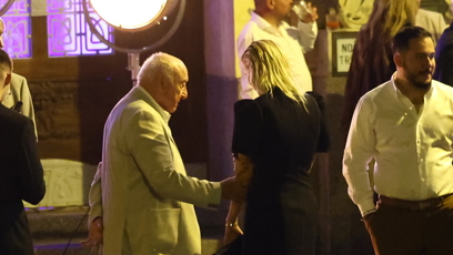 FOTO: Felix Slováček se ujal role ochránce a svou blonďatou společnici jemně chytil za paži.