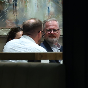 Fiala zamířil do restaurace, kde u stolu živě debatoval se svými známými a spolupracovníky.