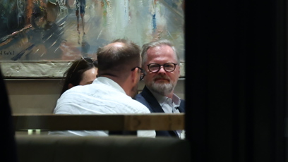 FOTO: Fiala zamířil do restaurace, kde u stolu živě debatoval se svými známými a spolupracovníky.