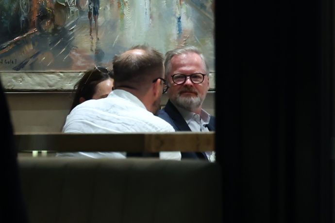 FOTO: Fiala zamířil do restaurace, kde u stolu živě debatoval se svými známými a spolupracovníky. – stránka 20