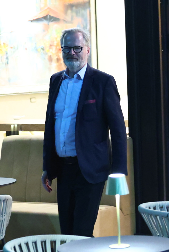 FOTO: Fiala si zachoval svůj typický profesorský klid a namířil si to rovnou k východu. – stránka 16