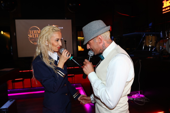FOTO: Romantické pohledy a držení za ruce jen potvrzovaly, že tvoří stabilní a zamilovaný pár. – stránka 2