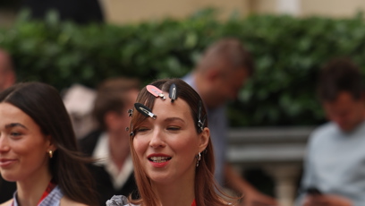 FOTO: Berenika Kohoutová čeká na odvoz od hotelu Pupp.