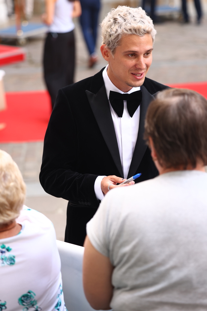 FOTO: Sebastian čeká na odvoz od hotelu Pupp. – stránka 291