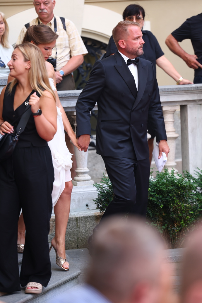 FOTO: Libor Bouček odjíždí od Puppu ruku v ruce se svou ženou. – stránka 301