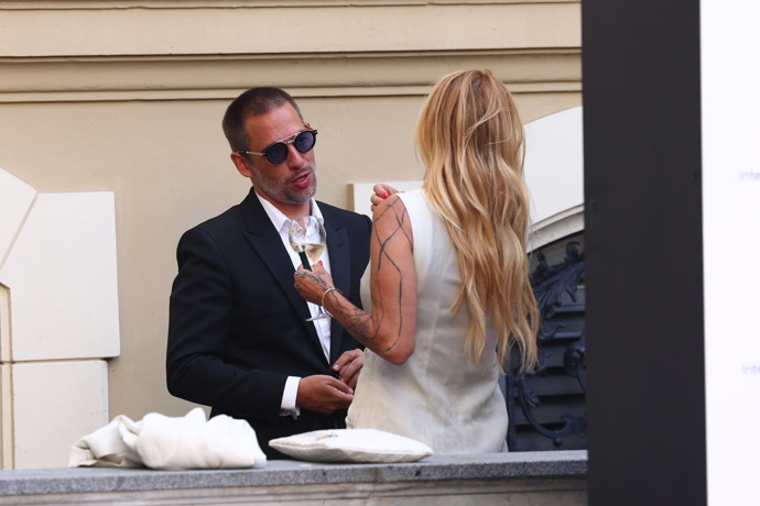 FOTO: Janek Bartoška se zapovídal s blondýnkou. – stránka 286