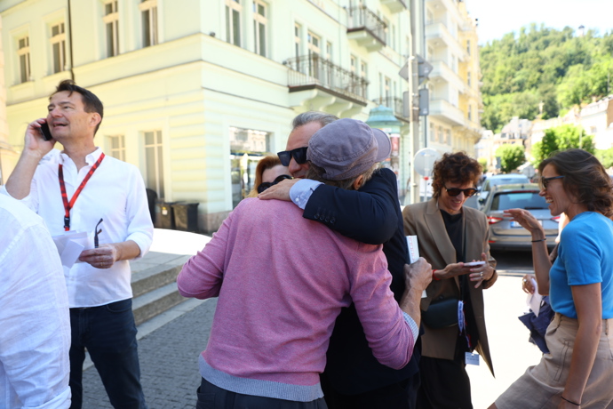FOTO: Dan Bárta se pozdravil s Jiřím Macháčkem. – stránka 698