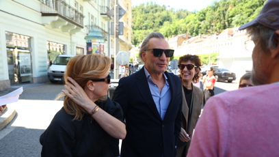 FOTO: Jiří Macháček dorazil s manželkou a Jitkou Schneiderovou.