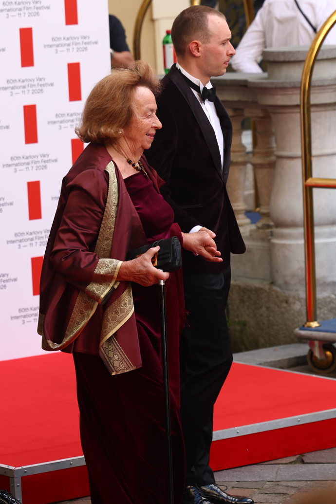 FOTO: Livia Klausová čeká na odvoz k Thermalu. – stránka 275