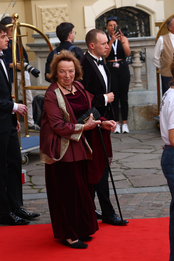 FOTO: Livia Klausová čeká na odvoz k Thermalu. – stránka 274