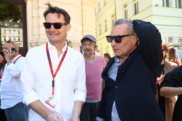 FOTO: Jiří Macháček zašel na promítání filmu Šeptej. – stránka 692