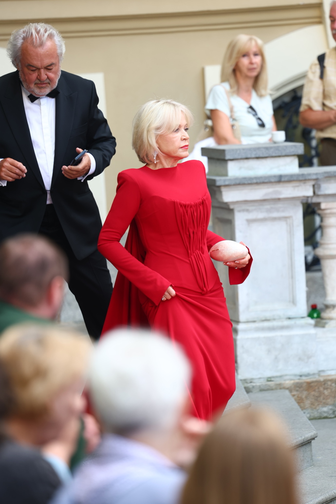 FOTO: Jana Švandová vypadala elegantně. – stránka 272