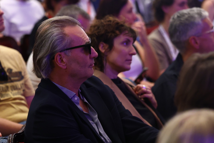 FOTO: Jiří Macháček s manželkou zašli do Městského divadla na promítání filmu Šeptej. – stránka 684