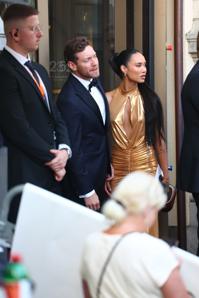 FOTO: Sarah Vu ve zlatě. – stránka 563