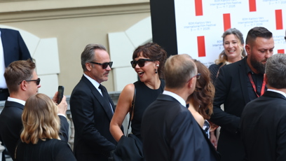 FOTO: Maggie Gyllenhaal byla samý úsměv.