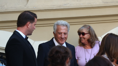 FOTO: Dustin Hoffman míří na červený koberec.