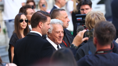 FOTO: Dustin Hoffman míří na červený koberec.
