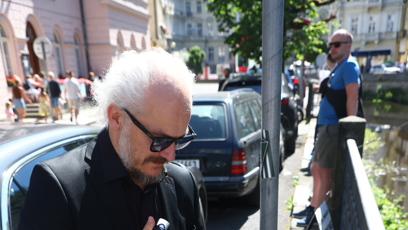 FOTO: Karel Och pojal cestování po kolonádě originálním způsobem.