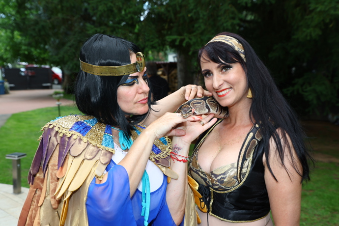 FOTO: Marta Jandová na party Petra Jandy. – stránka 14