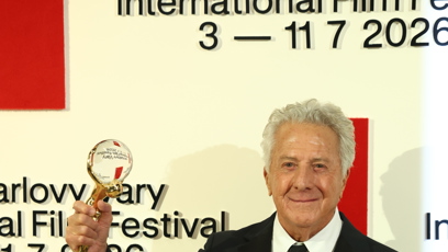 FOTO: Dustin Hoffman s Křišťálovým globusem za mimořádný umělecký přínos světové kinematografii.