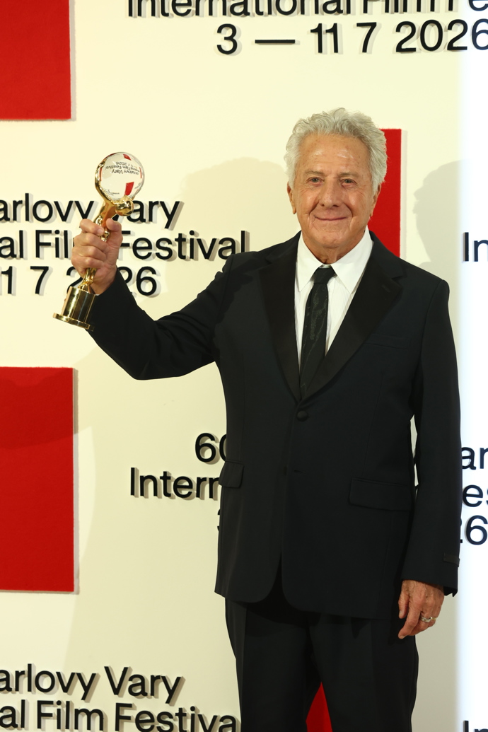 FOTO: Dustin Hoffman s Křišťálovým globusem za mimořádný umělecký přínos světové kinematografii. – stránka 812