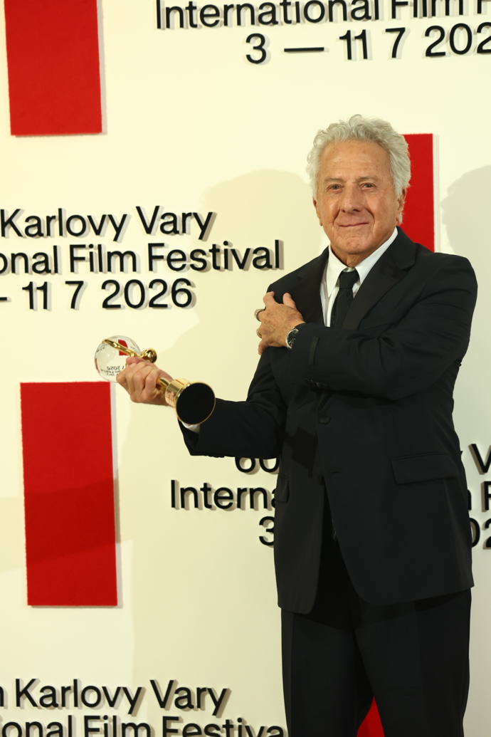 FOTO: Dustin Hoffman s Křišťálovým globusem za mimořádný umělecký přínos světové kinematografii. – stránka 810