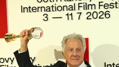 FOTO: Dustin Hoffman s Křišťálovým globusem za mimořádný umělecký přínos světové kinematografii.