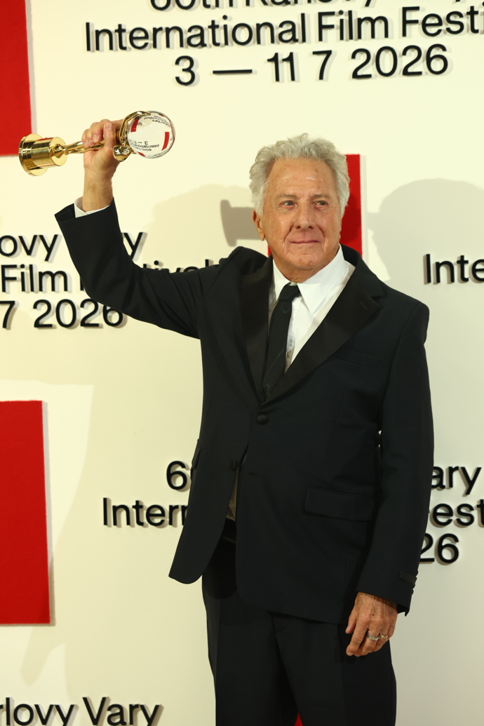 FOTO: Dustin Hoffman s Křišťálovým globusem za mimořádný umělecký přínos světové kinematografii. – stránka 809