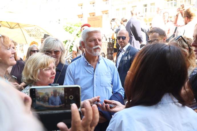 FOTO: Prezidentský pár se snažil se všmi vyfotit. – stránka 20