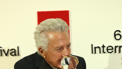 FOTO: Dustin Hoffman s Křišťálovým globusem za mimořádný umělecký přínos světové kinematografii.