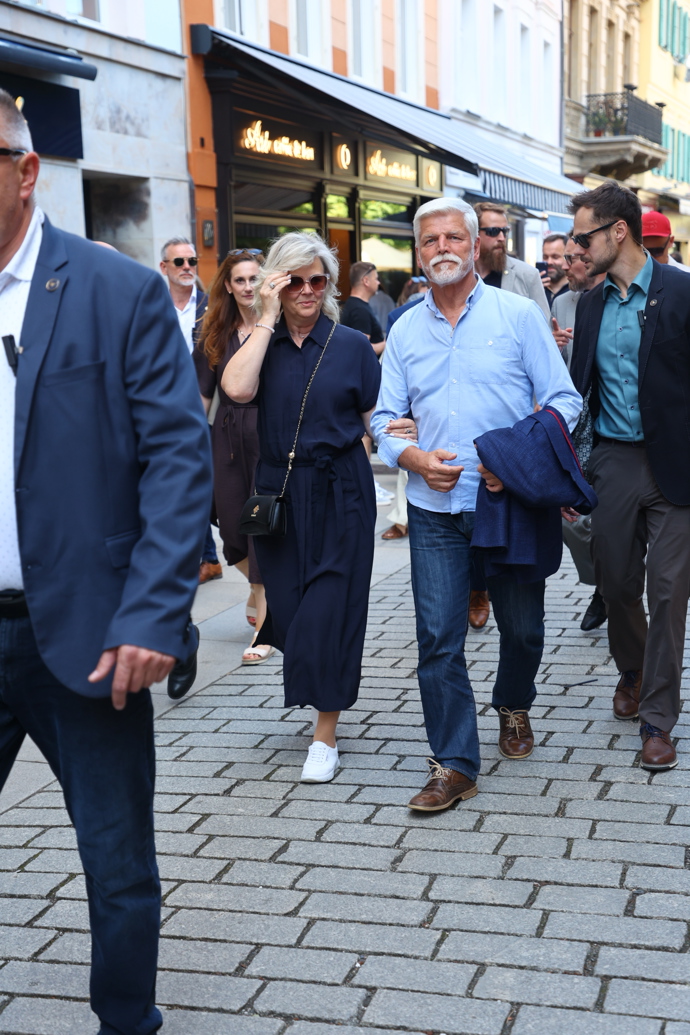 FOTO: Prezident Petr Pavel nabídl své ženě rámě. – stránka 17