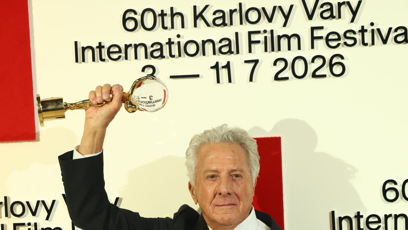 FOTO: Dustin Hoffman s Křišťálovým globusem za mimořádný umělecký přínos světové kinematografii.