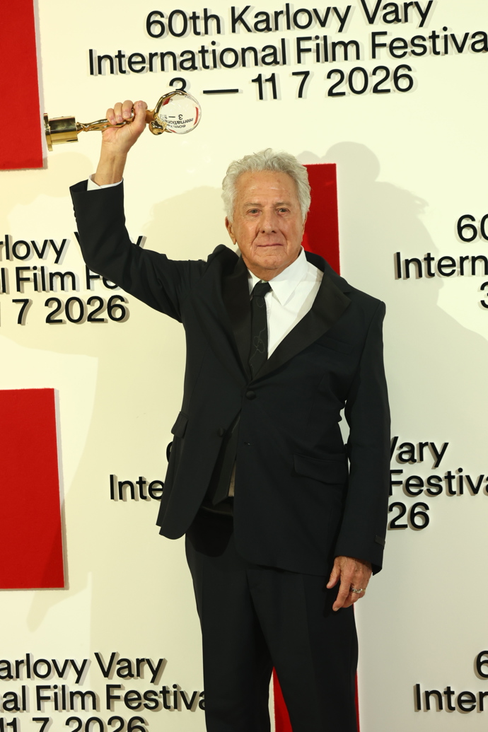 FOTO: Dustin Hoffman s Křišťálovým globusem za mimořádný umělecký přínos světové kinematografii. – stránka 807