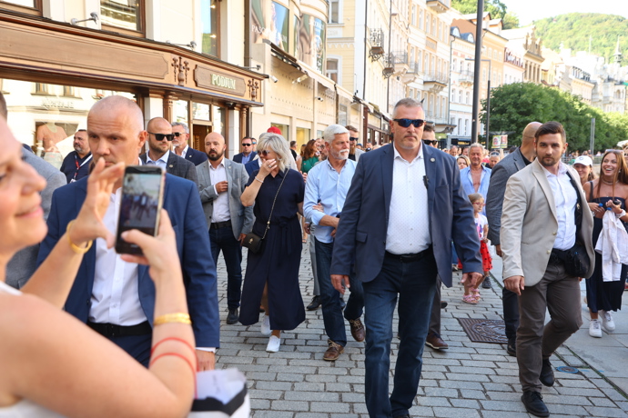 FOTO: Všichni chtěli fotku prezidentského páru. – stránka 12
