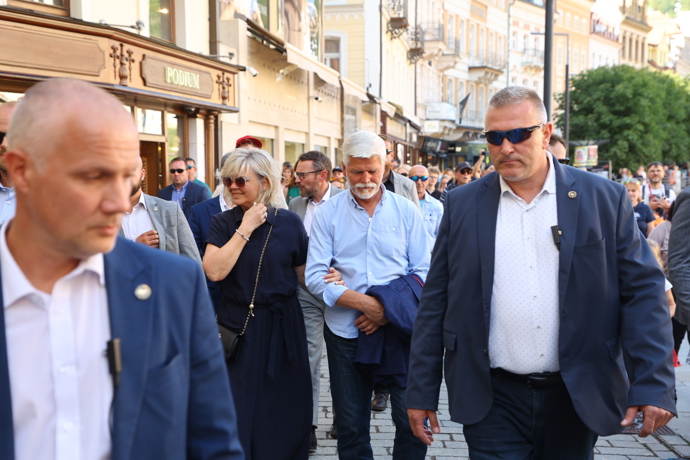 FOTO: Prezidentský pár strážila ochranka. – stránka 11