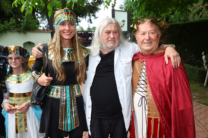 FOTO: František Ringo Čech s mladou manželkou a Petrem Jandou – stránka 2
