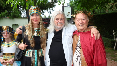FOTO: František Ringo Čech s mladou manželkou a Petrem Jandou