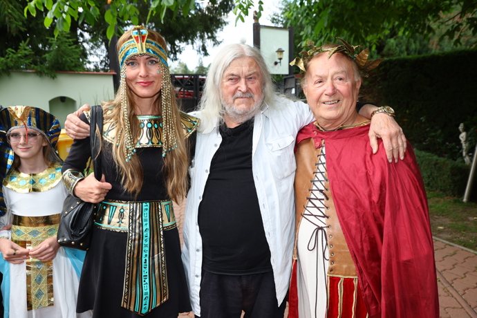 FOTO: František Ringo Čech s mladou manželkou a Petrem Jandou – stránka 1