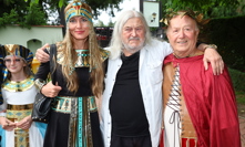 František Ringo Čech s mladou manželkou a Petrem Jandou