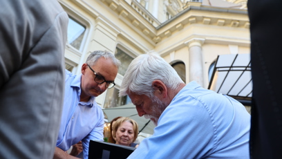 FOTO: Petr Pavel se ochotně podepisoval.